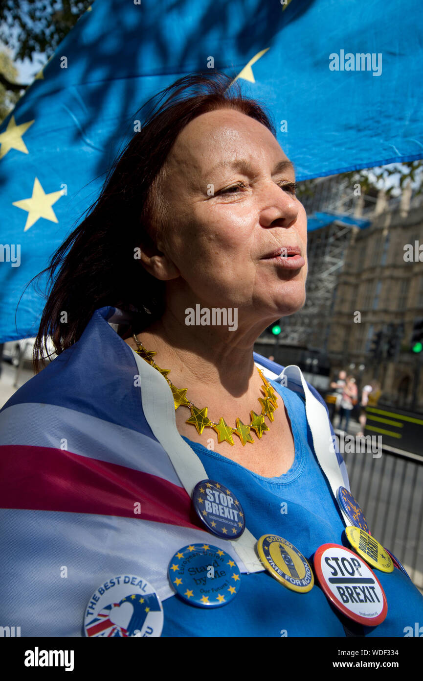 Whitehall, 29 août 2019. Pauline, rester manifestant, le jour d'après Boris Johnson annonce la prorogation du Parlement. Banque D'Images