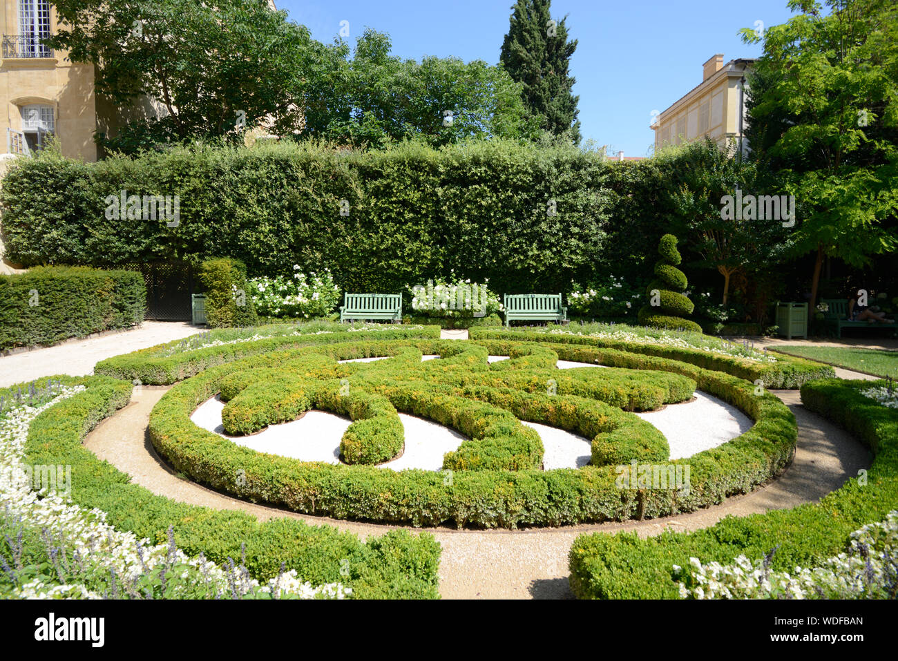 Jardin Français formel ou jardin en contrebas avec Fleur-de-lis au Centre des arts topiaires Caumont, ou l'Hôtel de Caumont (1715-1742), Aix-en-Provence France Banque D'Images