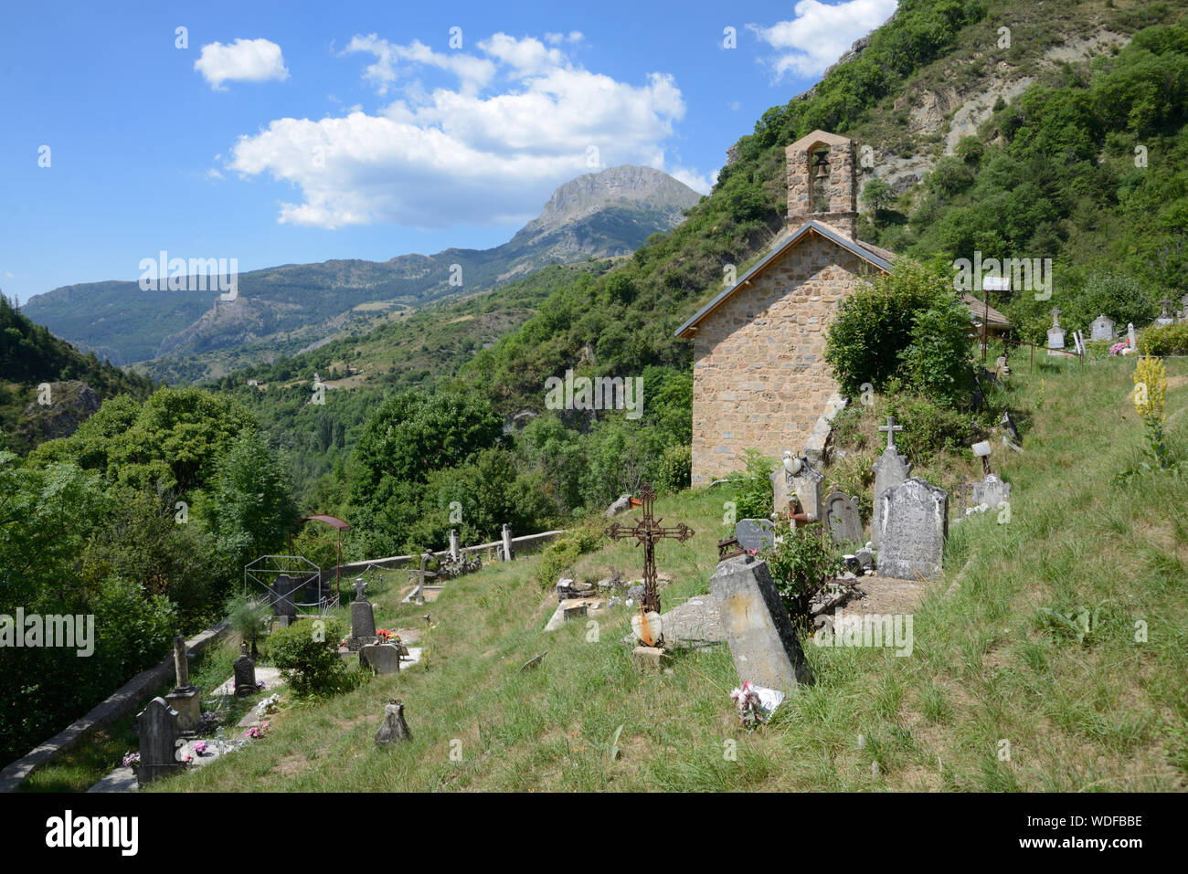 Chapelle rurale & Cemetery Barles et point de vue sur la vallée du Bès dans les Alpes de Haute Provence Provence France Banque D'Images