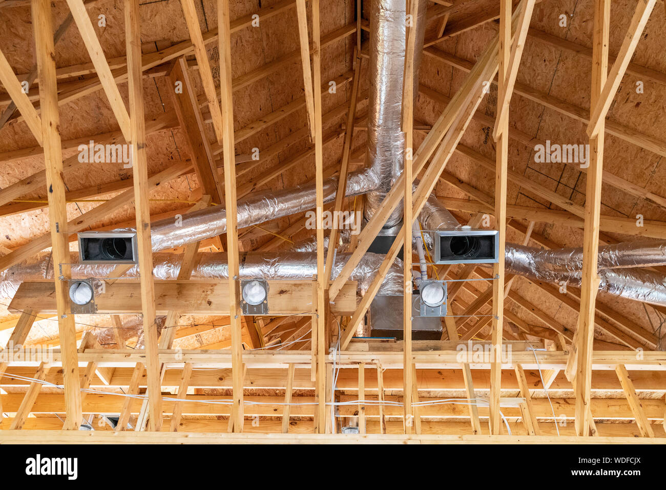 Nouveau climatiseur d'air dans la construction d'une nouvelle maison Banque D'Images