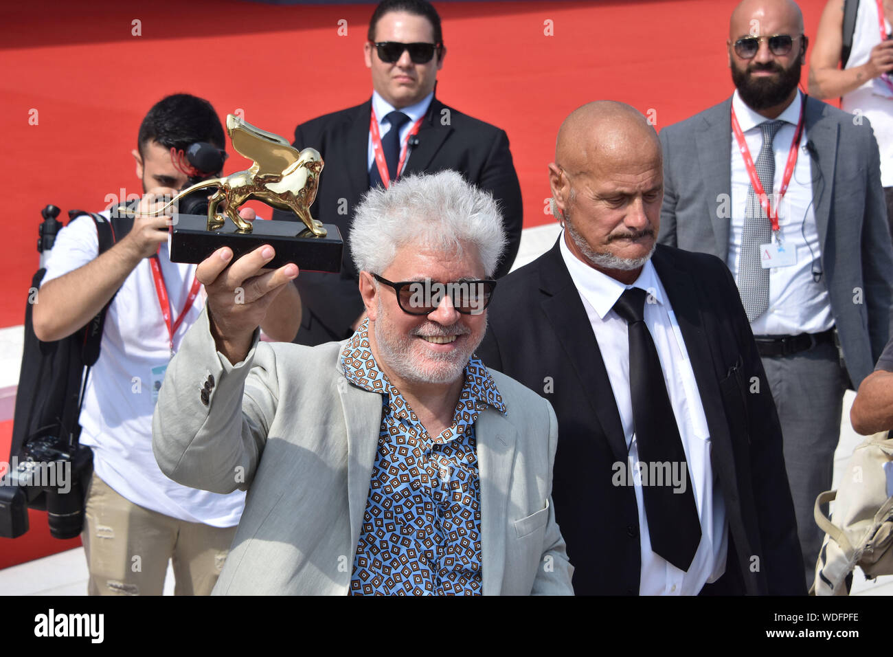 Venise, Italie. Août 29, 2019. Pedro Almodovar montre le Lion d'or au Palazzo del Cinema après réception de celui-ci pour l'ensemble de réalisations au cours de la 76e Mostra de Venise le 29 août 2019 à Venise, Italie. Credit : Andrea Merola/éveil/Alamy Live News Banque D'Images