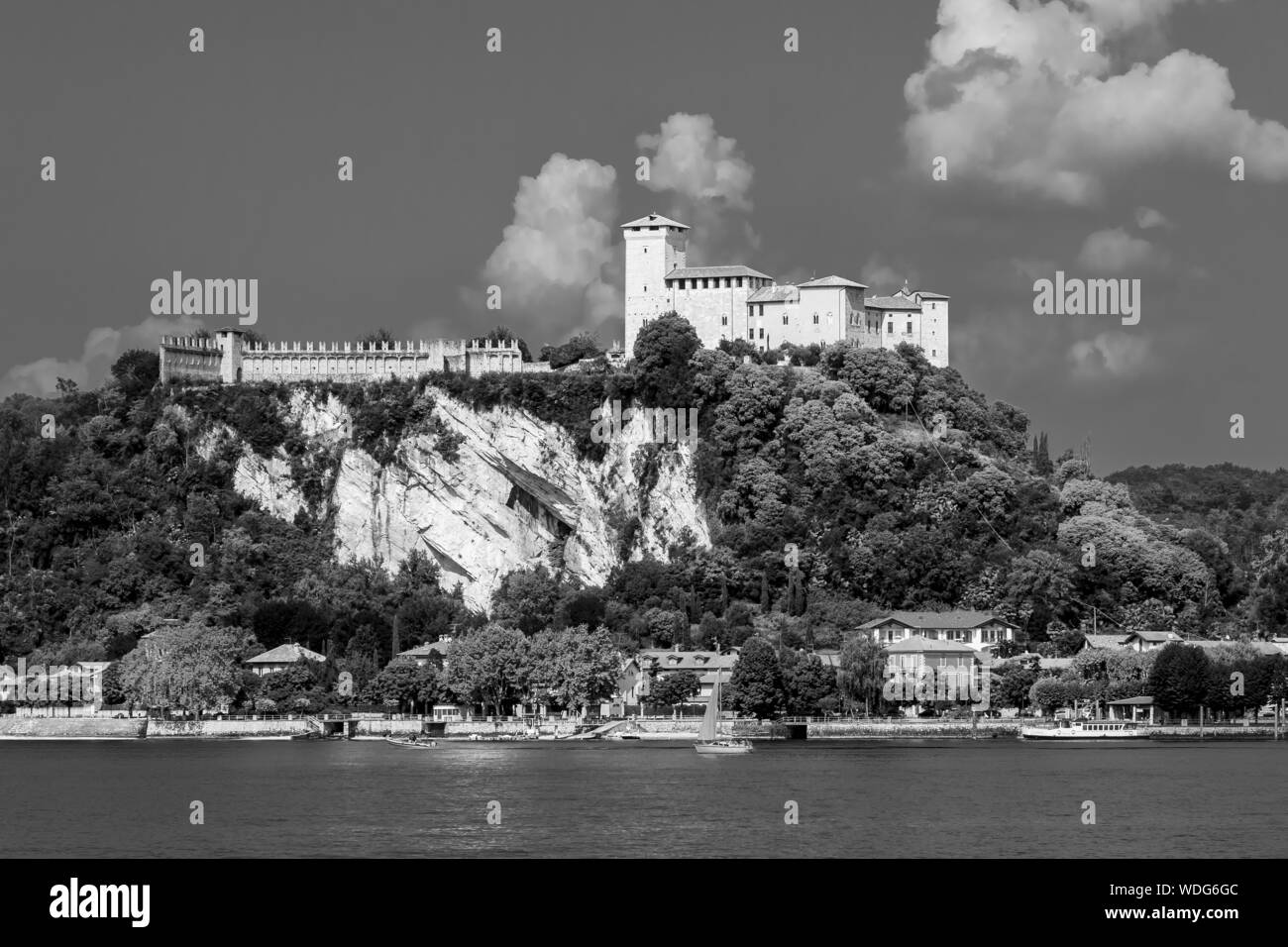 Belle vue en noir et blanc de la Rocca di Angera, Varese, sur le Lac Majeur, Italie Banque D'Images