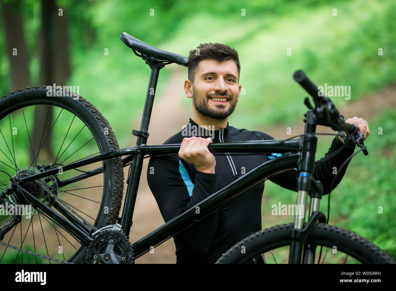 Casque cycliste homme en porte son VTT dans la montee a l arriere plan vert nature. Concept de mode de vie sain et actif Photo Stock Alamy