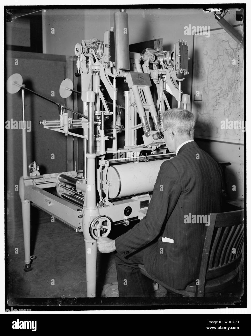 Commission géologique, Ministère de l'intérieur. Washington, D.C., 13 mars. E.A. Shuster travaillant avec le erocartograph la construction d'avion de topographies photos Abstract/moyenne : 1 négative : 4 x 5 in. ou moins Banque D'Images
