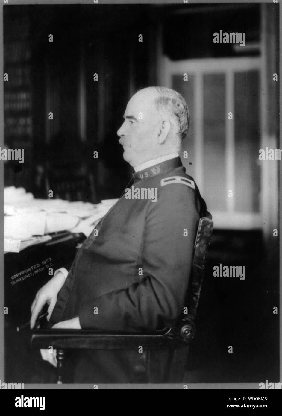 George B. Davis, half-length portrait, assis au bureau, à gauche, de profil en uniforme Abstract/moyenne : 1 tirage photographique. Banque D'Images