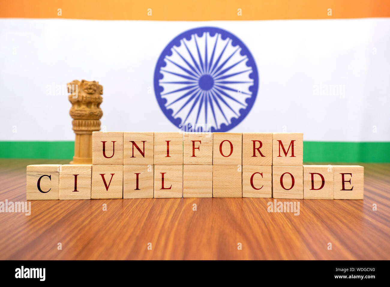 Concept d'une loi pour tous appelé code civil uniforme ou UCC dans la constitution indienne en bloc en bois lettres et drapeau indien en arrière-plan Banque D'Images
