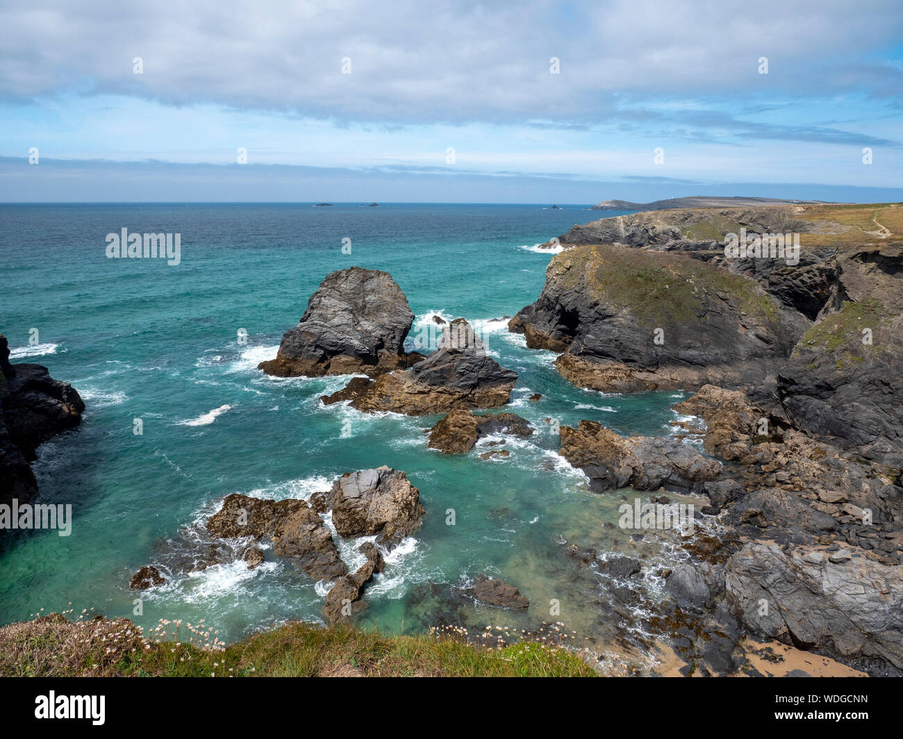 Une vue sur la mer et les rochers sur la côte nord des Cornouailles de rochers à boule îles près de Portcothan Bay Cornwall UK sur une journée ensoleillée Banque D'Images