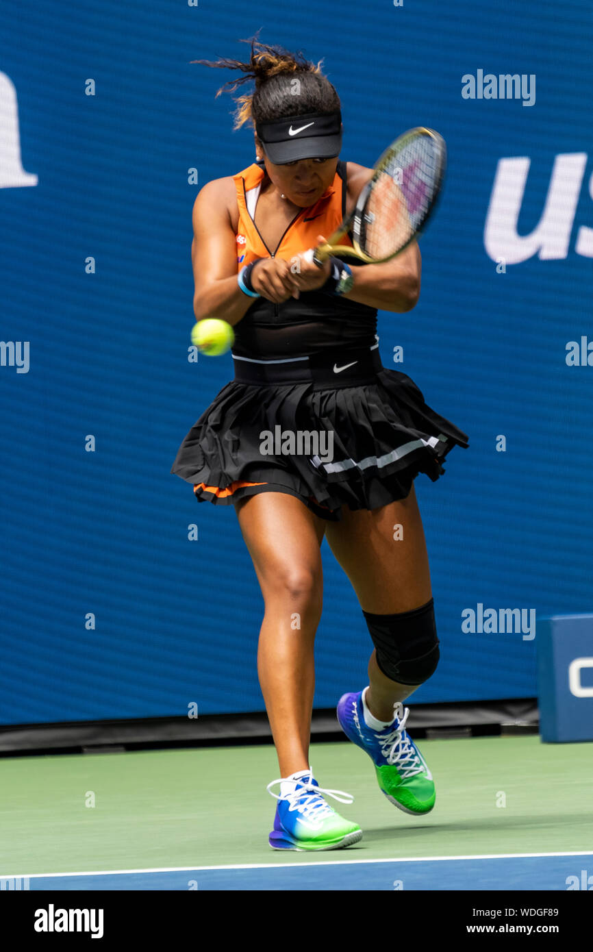 Naomi Osaka (JPN) en compétition dans le premier tour de l'US Open de Tennis  2019 vêtue de son nouveau x NikeCourt Sacai tenue tennis Photo Stock - Alamy