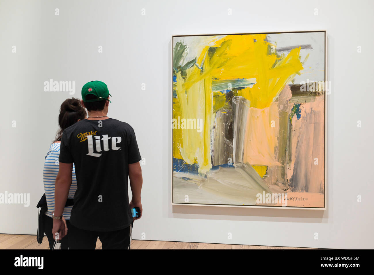 Vue d'un jeune couple américain regardant la porte De la rivière (1960) par Willem de Kooning au Whitney Museum Of American Art, New York City, États-Unis Banque D'Images