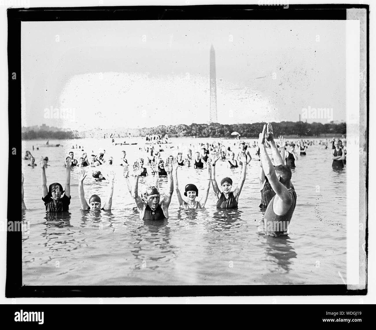 George H. Corson nager à la classe d'enseignement du bassin de marée, Washington, D.C. Résumé/moyenne : 1 négative : 4 x 5 in. ou moins Banque D'Images