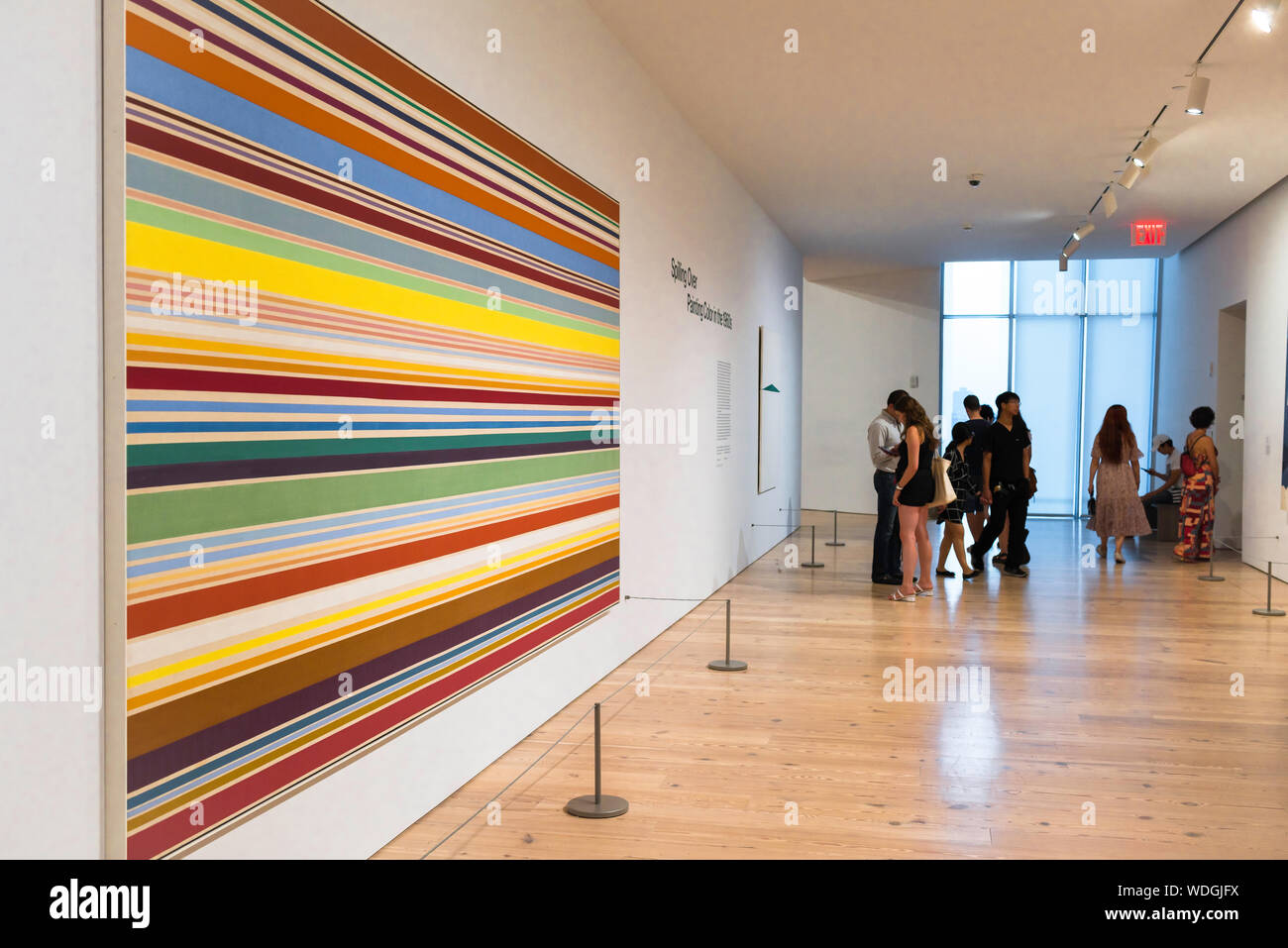 Musée d'art moderne, vue sur le New Day (1967) par Kenneth Noland situé à l'intérieur du Whitney Museum of American Art, Manhattan, New York City, Etats-Unis Banque D'Images