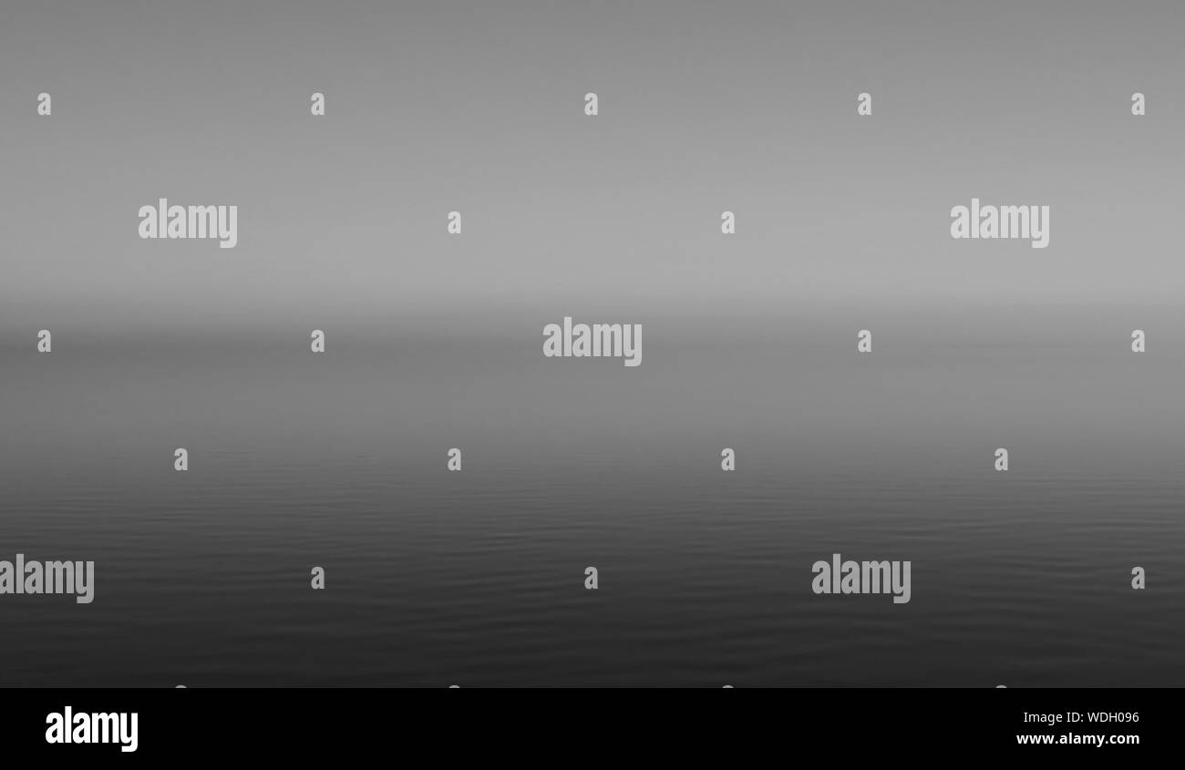 Fond noir et blanc de l'eau et le ciel avec l'horizon Banque D'Images