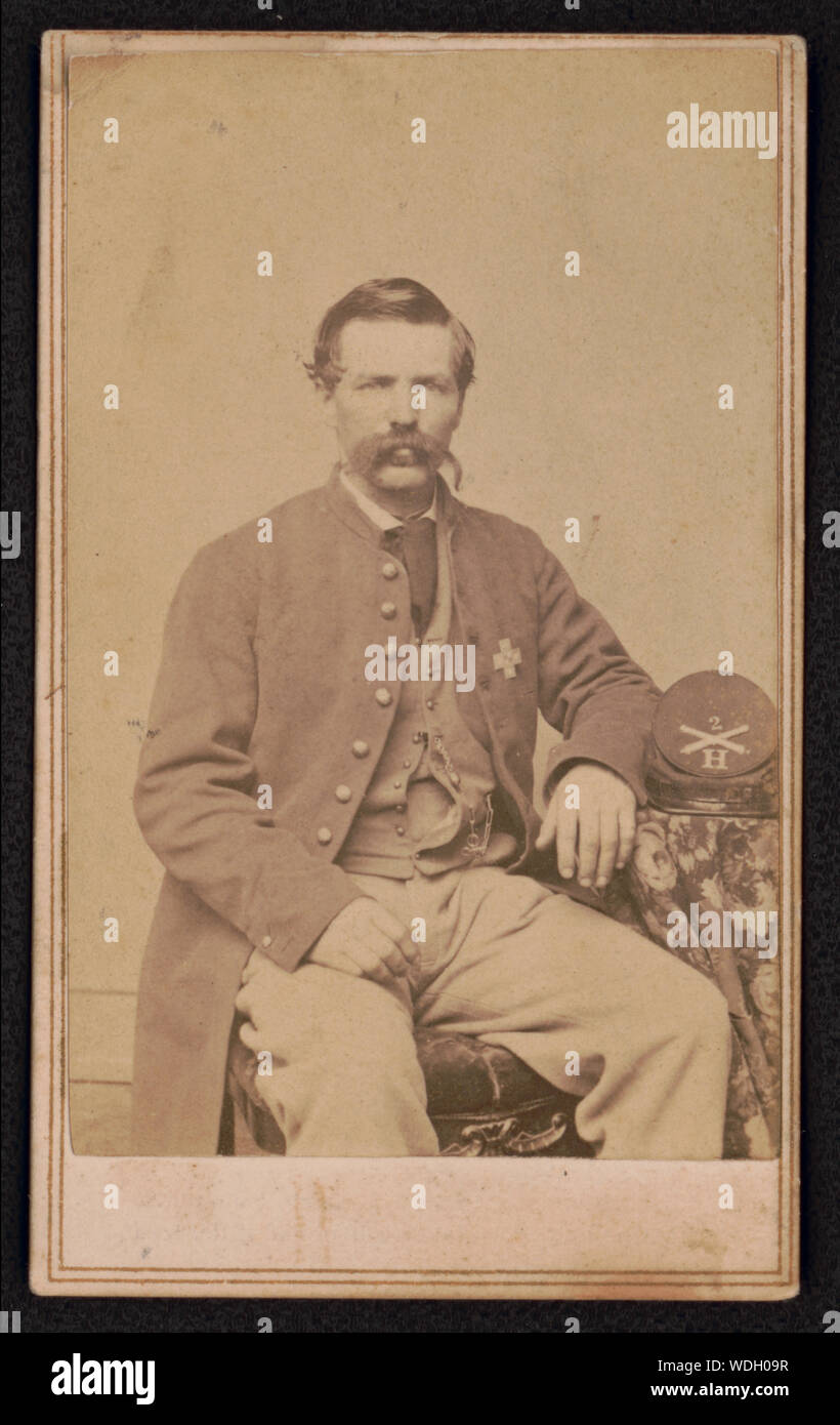 George W. de Loveland Co. H, 2e Régiment d'artillerie lourde de New York, en uniforme] / Whitehurst, Gallery, 434 Pennsylvania Avenue, Washington, D.C. M.J. Pouvoirs, photographe Abstract/moyenne : 1 photographie : à l'albumine sur carton montage Montage 10 x 6 cm (format carte de visite) Banque D'Images