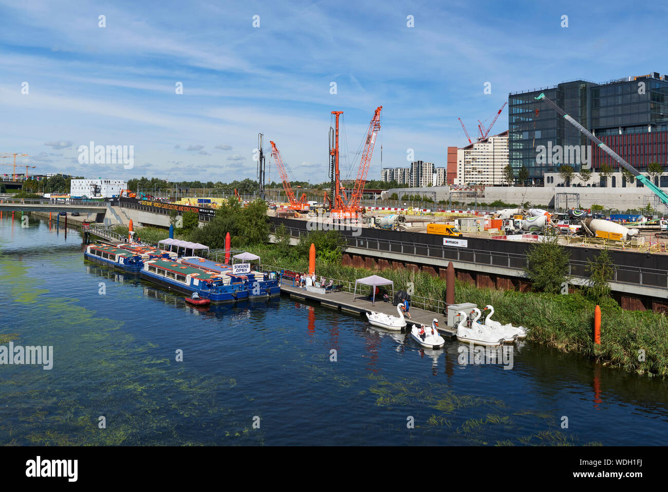 Travaux par l'adduction d'eau, avec des bateaux, dans le Queen Elizabeth Olympic Park à Stratford, East London UK Banque D'Images