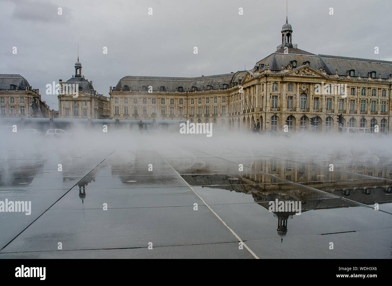 Bâtiments néoclassiques dans le miroir d'eau de la Place de la Bourse de Bordeaux Banque D'Images