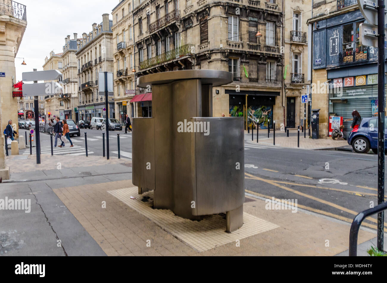 Toilettes publiques dans la ville de Bordeaux. France Photo Stock - Alamy