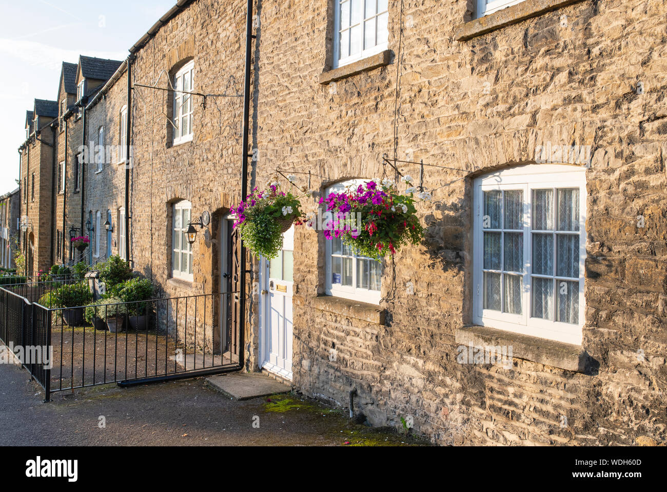 Cottages en pierre de Cotswold tôt le matin la lumière. Park street, Stow on the Wold, Cotswolds, Gloucestershire, Angleterre Banque D'Images