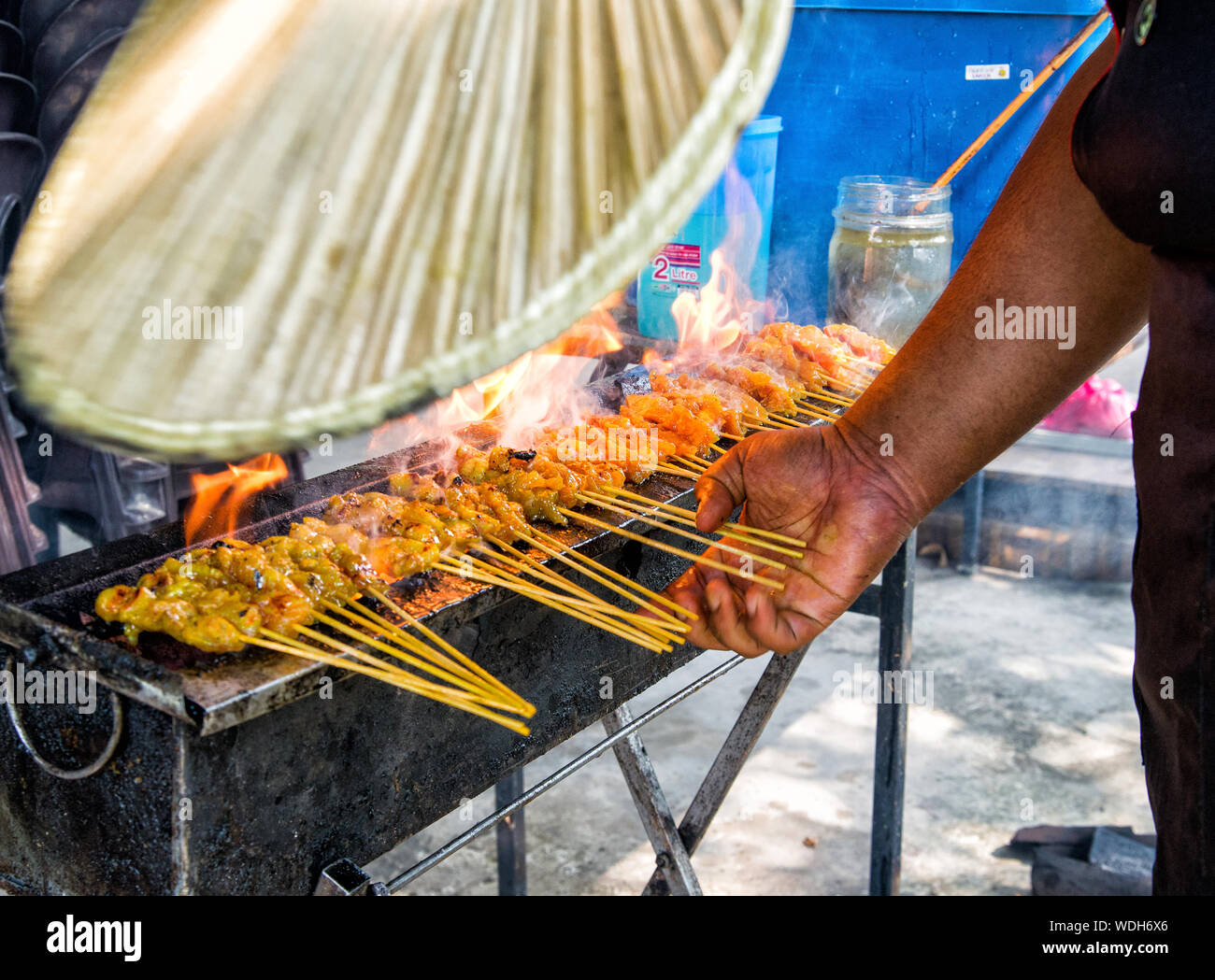 Étant satay grillé à la fumée et à la délicieuse. Le Satay est mets très apprécié car il est très délicieux et très populaire en Malaisie. Banque D'Images