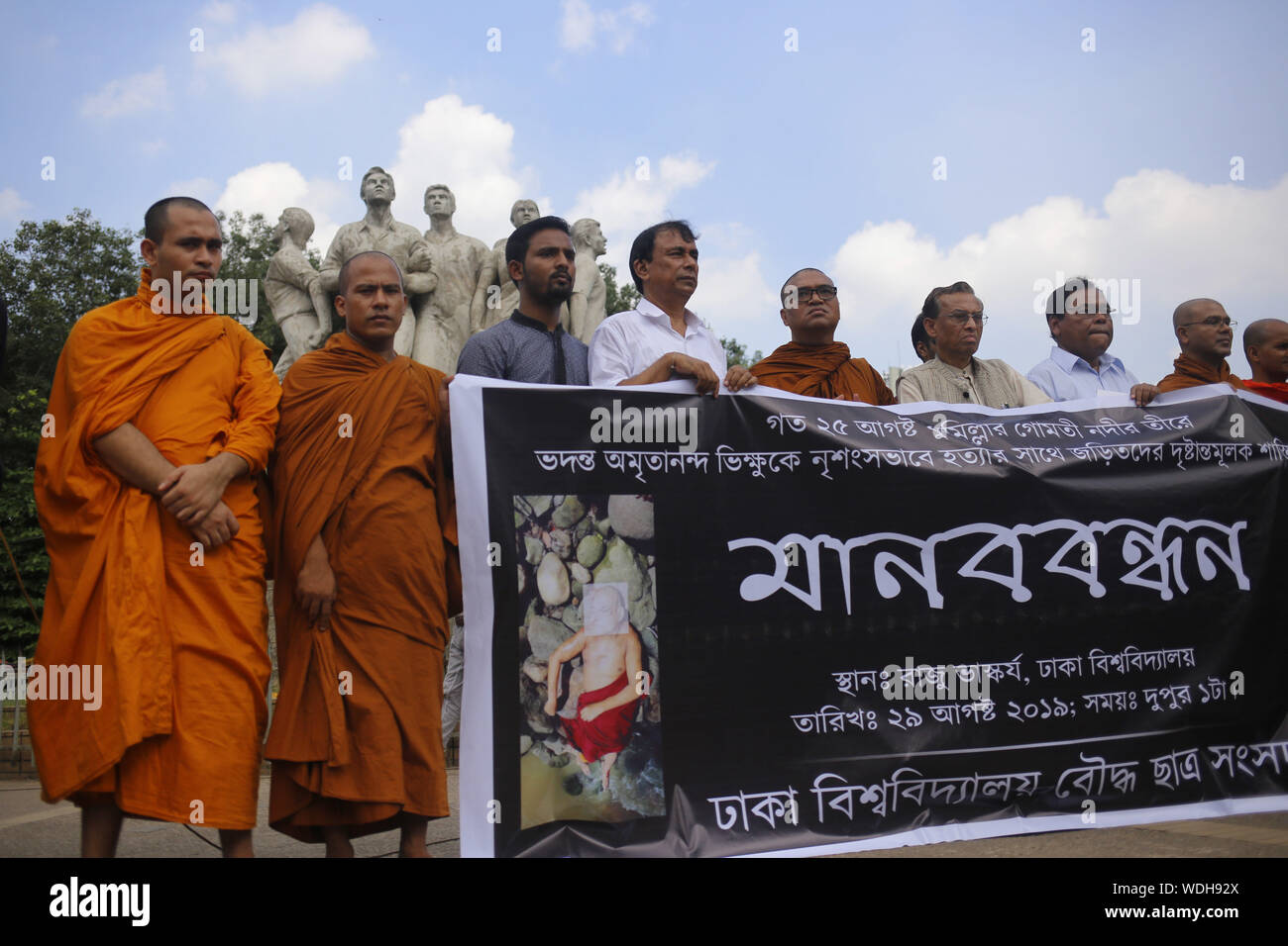 Dhaka, Bangladesh. Août 29, 2019. Les gens bouddhistes protester contre le meurtre récent d'un moine et la demande de procès pour meurtre à l'Antiterrorisme Raju Memorial Sculpture près de l'Université de Dacca. Credit : MD Mehedi Hasan/ZUMA/Alamy Fil Live News Banque D'Images