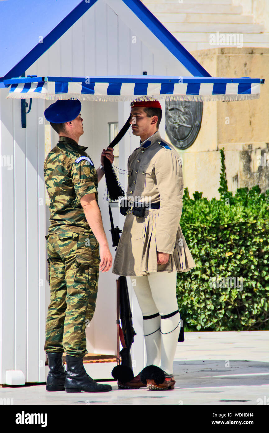 Athènes, Grèce - 04 juin 2016 :. Evzones (garde présidentielle) veille sur le monument du Soldat inconnu en face du Parlement grec Buildi Banque D'Images