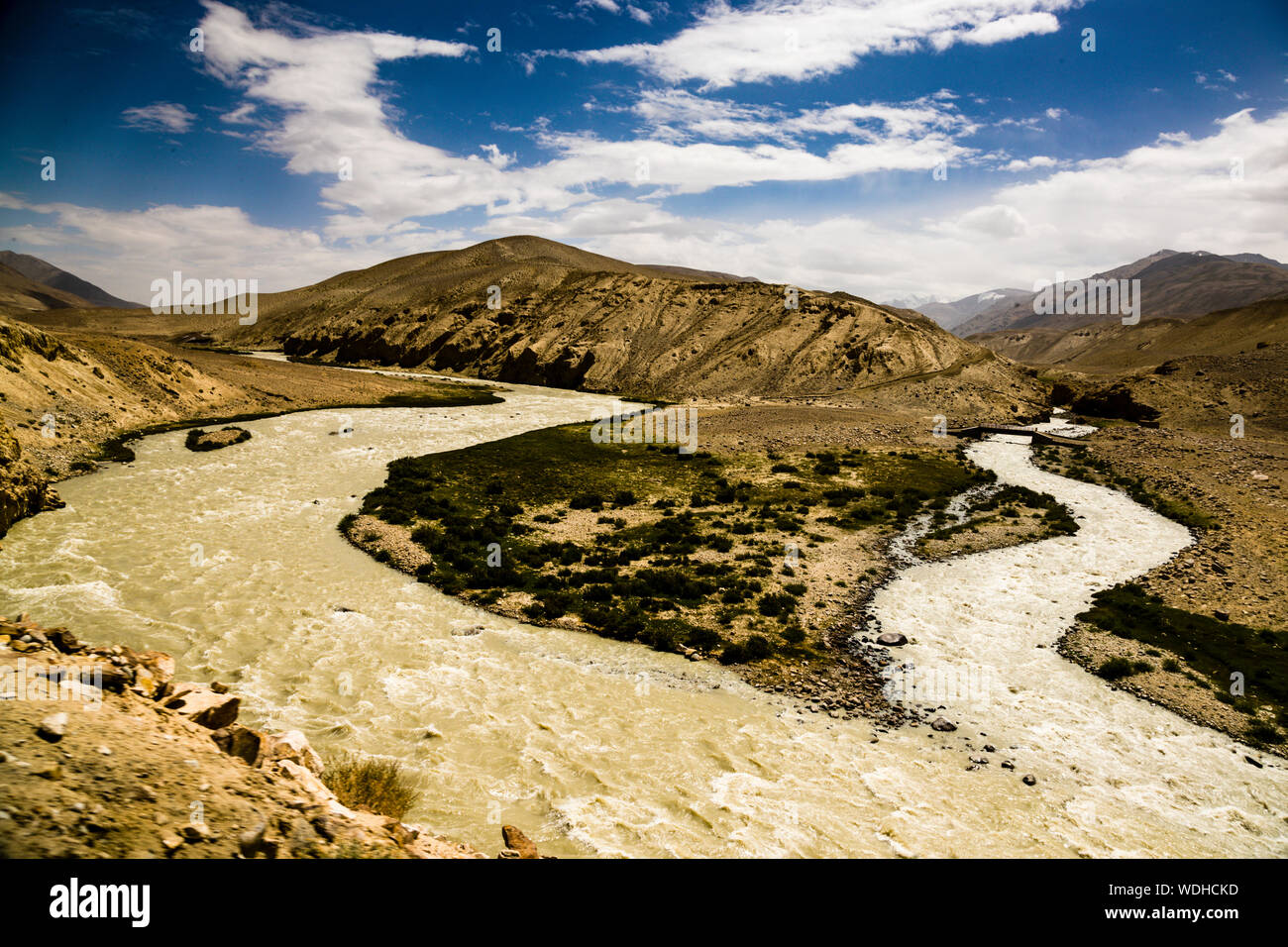 Jonction de rivière près de la route de la soie dans le district de Murghob, au Tadjikistan Banque D'Images