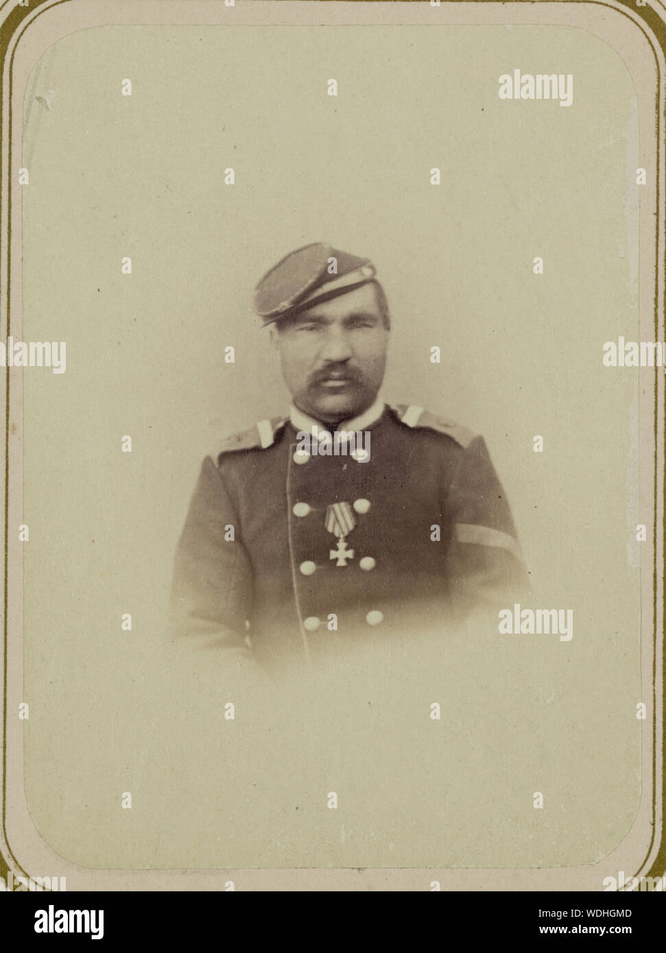 Georgievskie imieiushchie otlichiia voennago kavalery znaki ordena. Zashchitu Za Samarkanda s 2-go po 8-e Iiunia 1868 g. 5-go Turk. Lin. Batal. unt.-d. Abstract/moyenne : 1 tirage photographique : albumen. Banque D'Images
