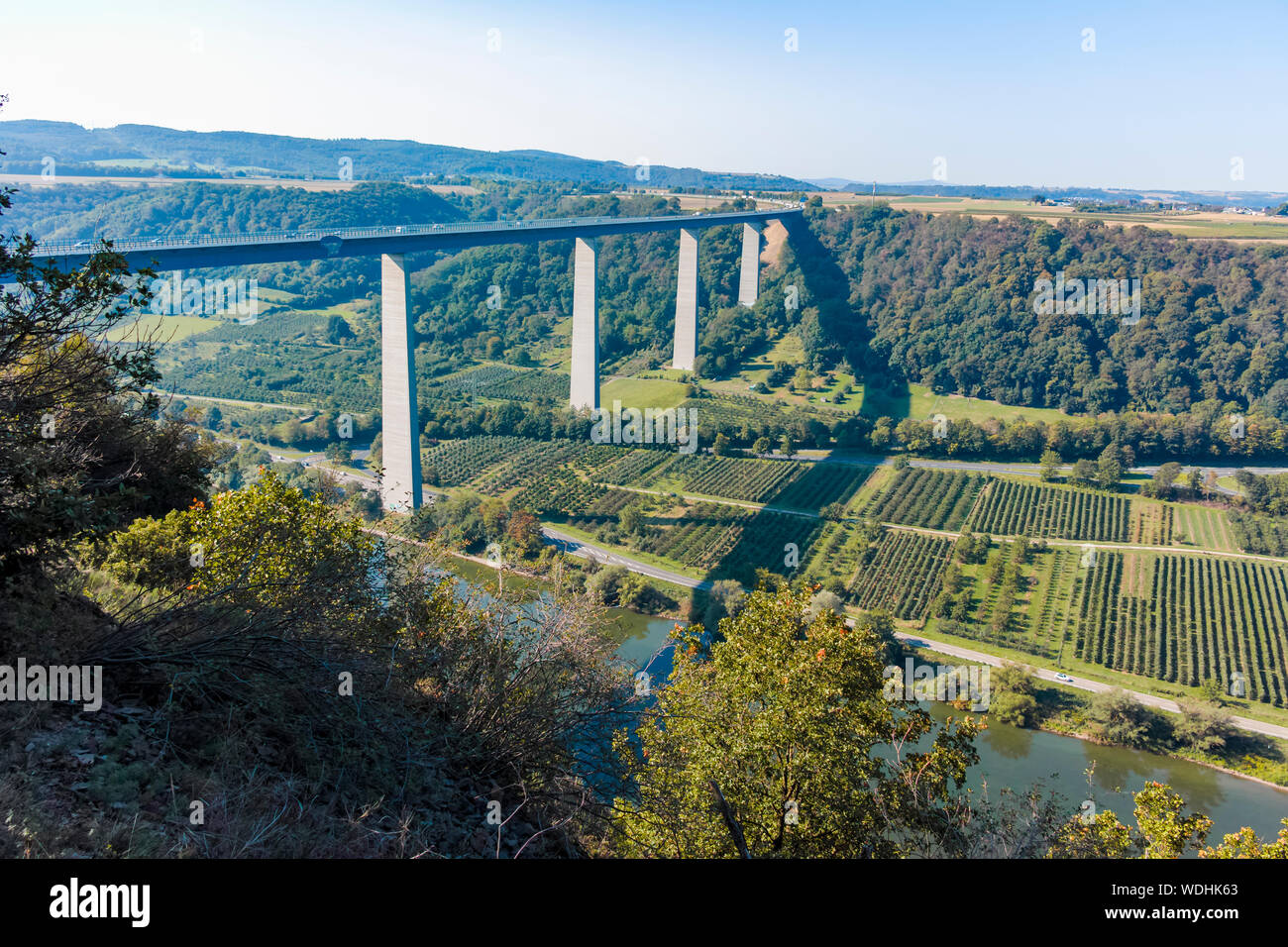 Vue panoramique sur le viaduc de l'autoroute haut pont sur la Moselle et la vallée de vignobles en terrasses, réseau routier et des transports de l'Allemagne Banque D'Images