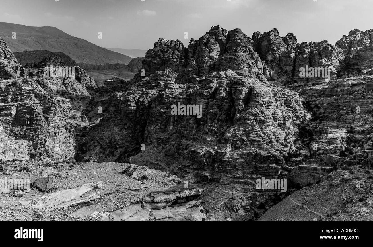 Une photo en noir et blanc du paysage au-delà de Deir Ad (Petra). Banque D'Images