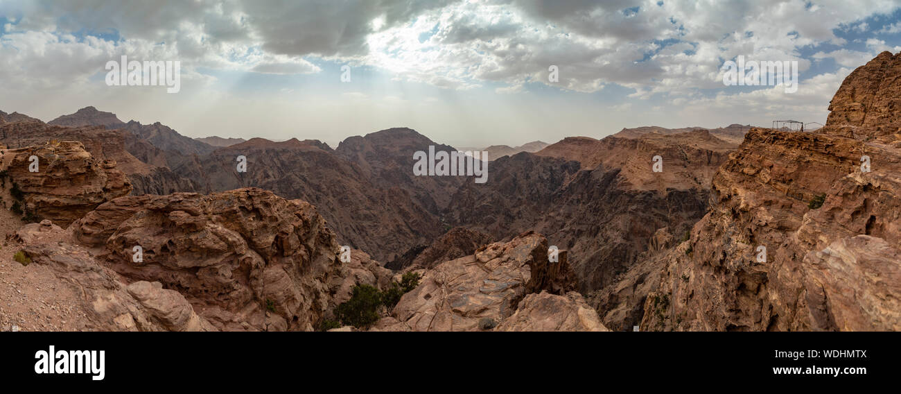 Une photo panoramique du paysage au-delà de Deir Ad (Petra). Banque D'Images