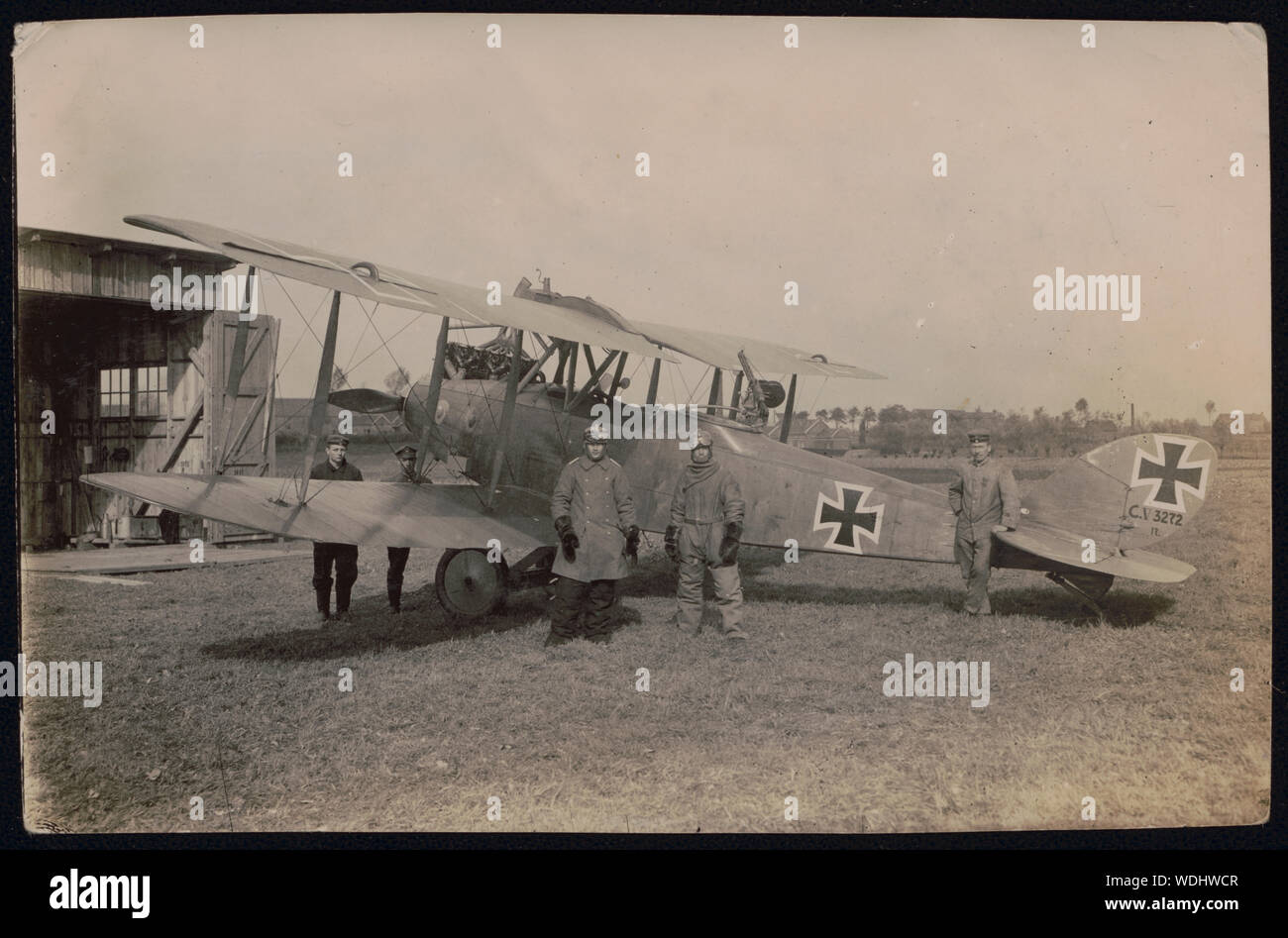 Biplan militaire allemand Albatros C.V avec équipage Abstract/moyenne : 1 photographie : argentique feuille 12 x 17 cm. Banque D'Images