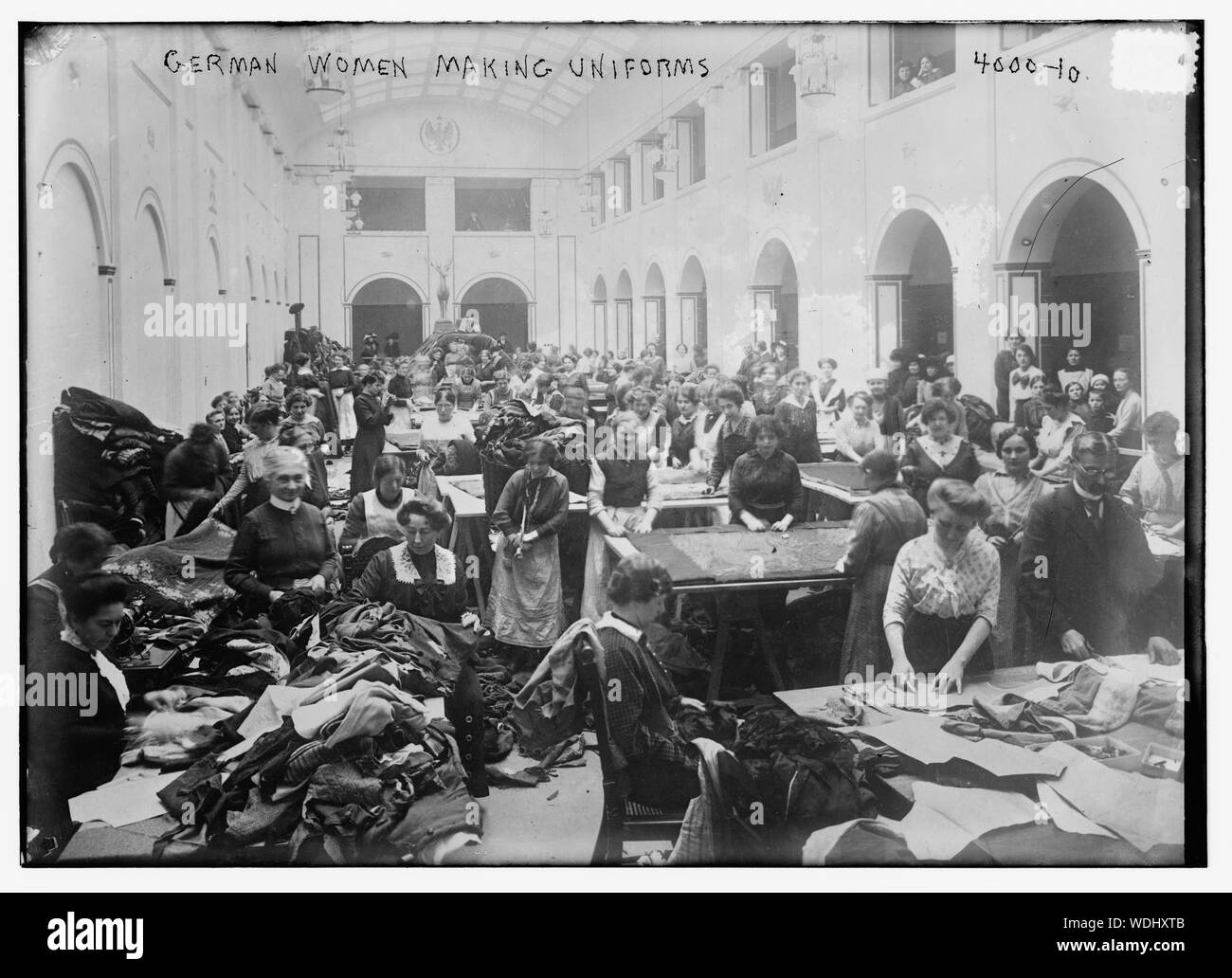 L'uniforme allemand women making Abstract/moyenne : 1 négative : 5 x 7 in. ou moins. Banque D'Images