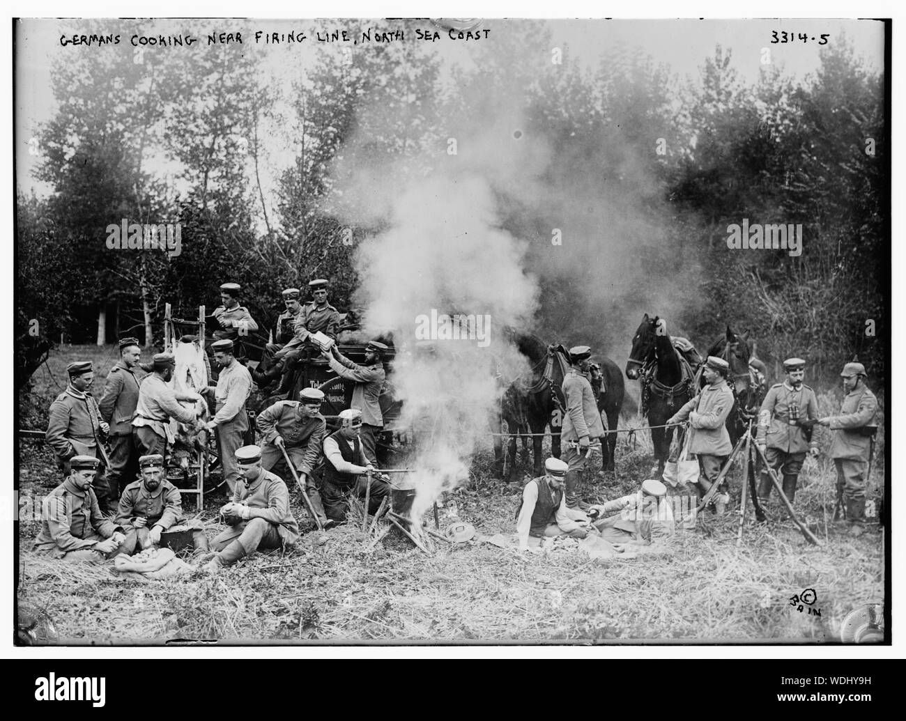 Cuisine allemands près de ligne de feu, côte de la mer du Nord Résumé/moyenne : 1 négative : 5 x 7 in. ou moins. Banque D'Images Cuisine allemands près de ligne de feu, côte de la mer du Nord Résumé/moyenne : 1 négative : 5 x 7 in. ou moins. Banque D'Images