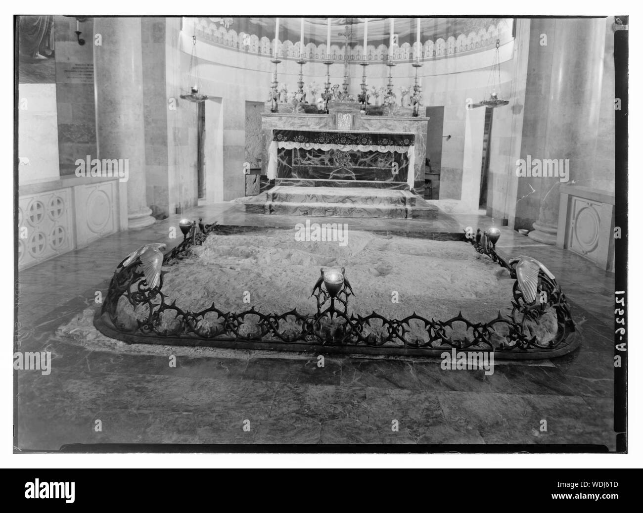La basilique de Gethsémani, Int, le Rocher de l'Agonie entourée de couronne d'Épines de fer, l'Australie Résumé/medium : G. Eric et Edith Matson Photograph Collection Banque D'Images