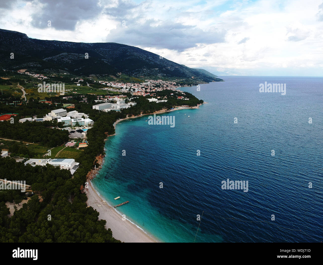 Vue aérienne d'une plage de Zlatni Rat vide / corne d'or et de la ville de Bol, sur l'île de Brac (Croatie) Banque D'Images