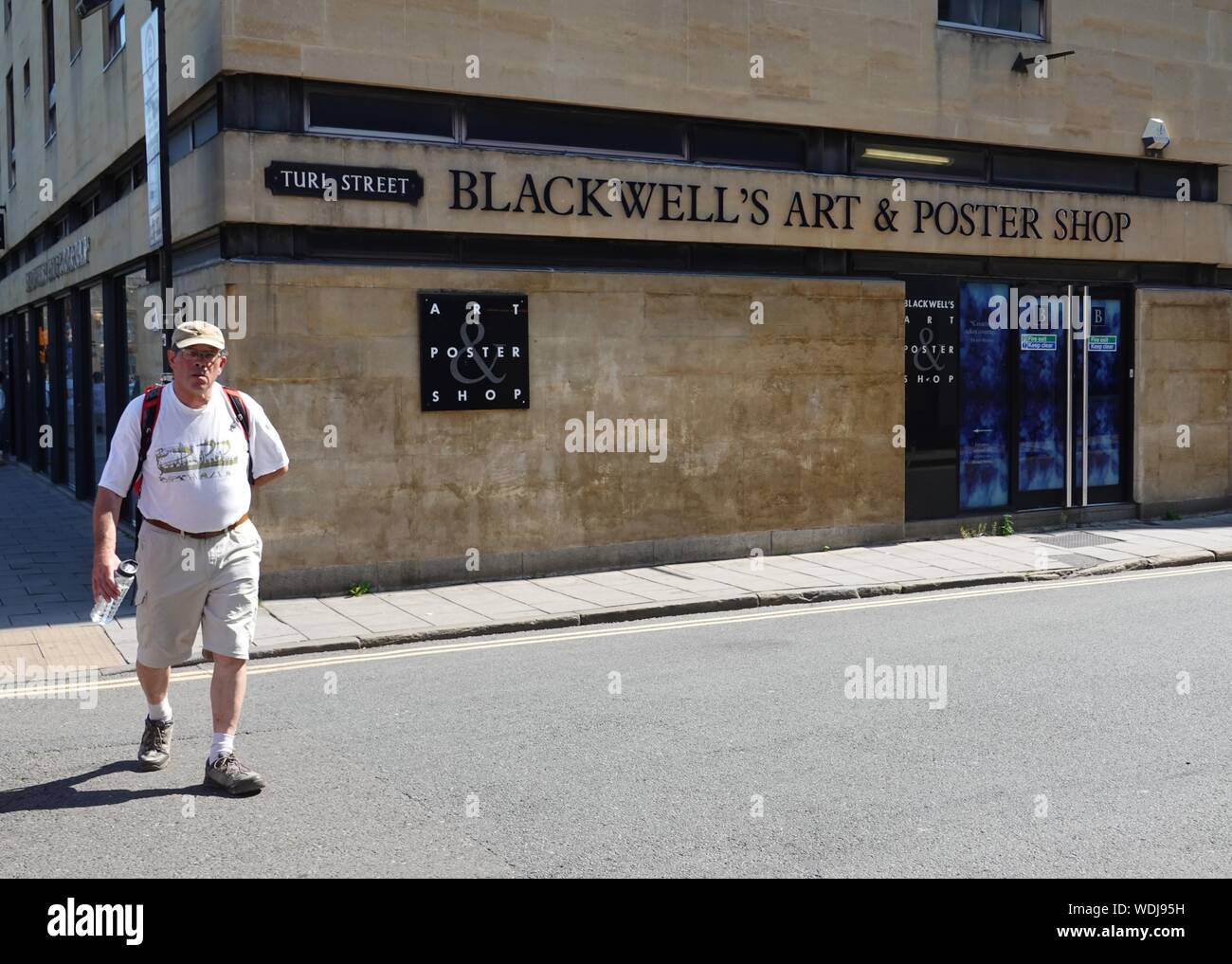 Un homme traverse la rue par Blacwell's Art & Poster Shop Banque D'Images