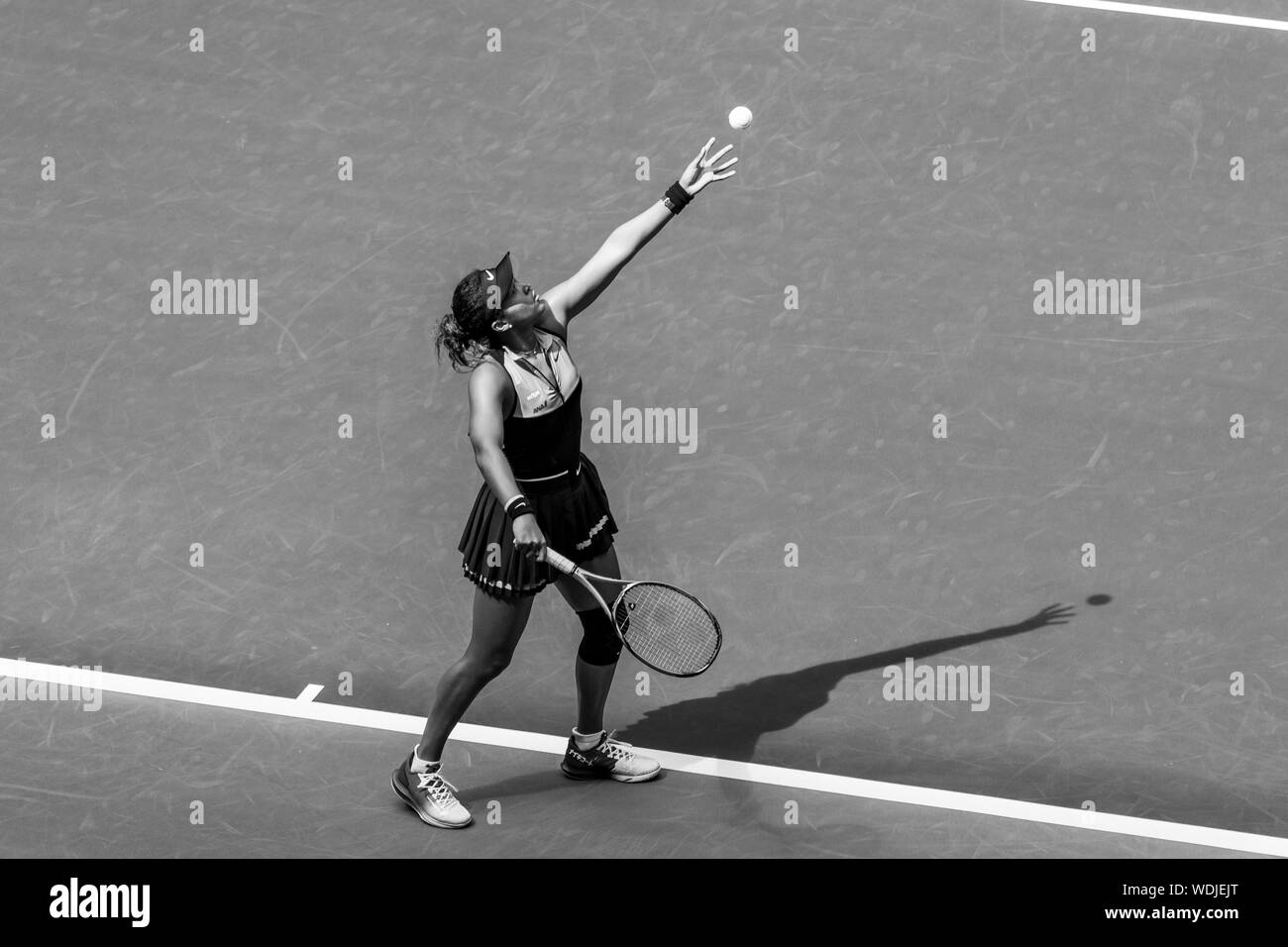 Naomi Osaka (JPN) en compétition dans le premier tour de l'US Open de Tennis 2019 vêtue de son nouveau x NikeCourt Sacai tenue tennis Banque D'Images
