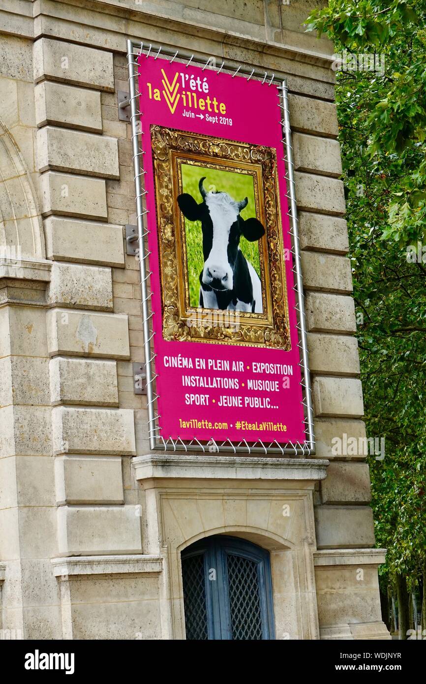 Poster avec une photo d'une vache publicité activités d'été au Parc de La Villette cinéma en plein air, y compris la musique et le sport, Paris, France Banque D'Images