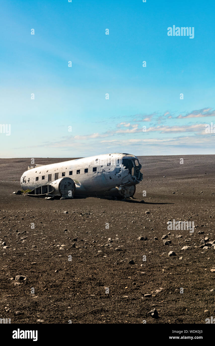 Solheimasandur Plane Wreck crashed airplane in 1973, R4D Douglas DC-3 Dakota C 117 de l'US Navy dans le désert de galets d'Islande Banque D'Images