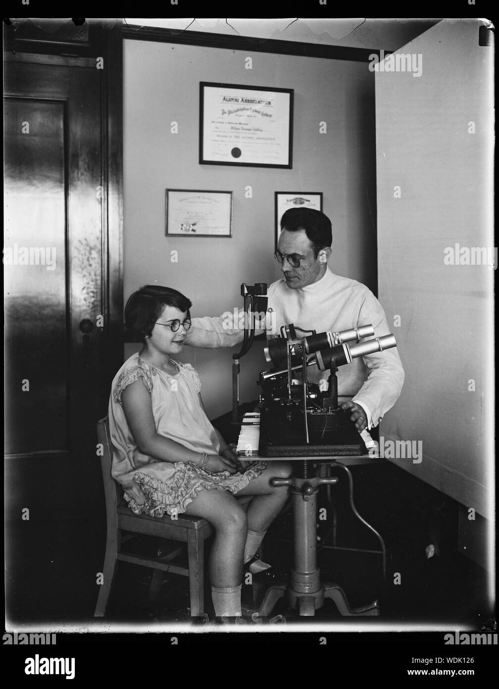 Fille obtenant l'examen optique ? Abstract/moyenne : 1 négative : 4 x 5 in. ou moins Banque D'Images