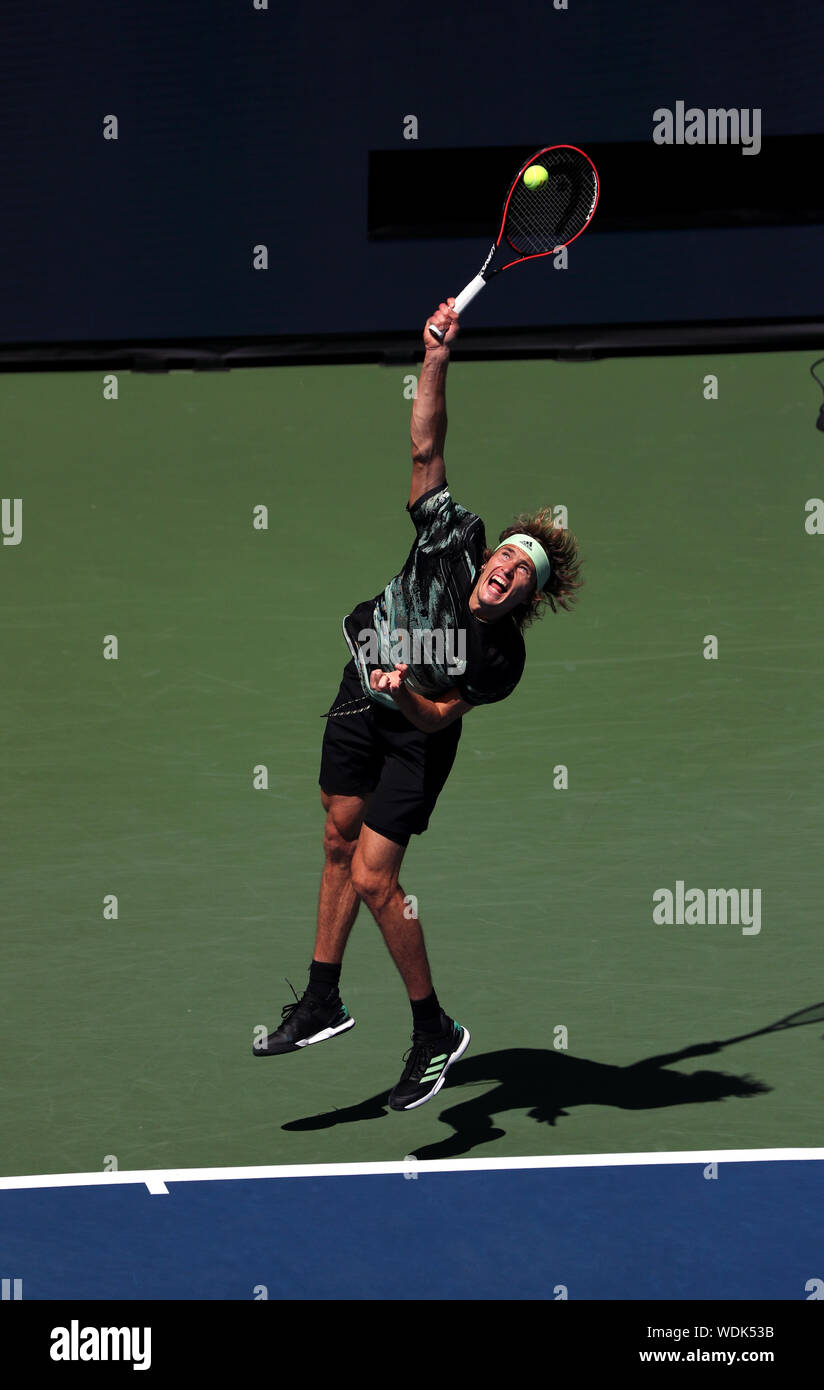 New York, États-Unis. Août 29, 2019. Flushing Meadows, New York, United States - 29 août 2019. Alexander Zverev de Allemagne servant à Frances Tiafoe des États-Unis à l'US Open à Flushing Meadows, New York. Crédit : Adam Stoltman/Alamy Live News Banque D'Images