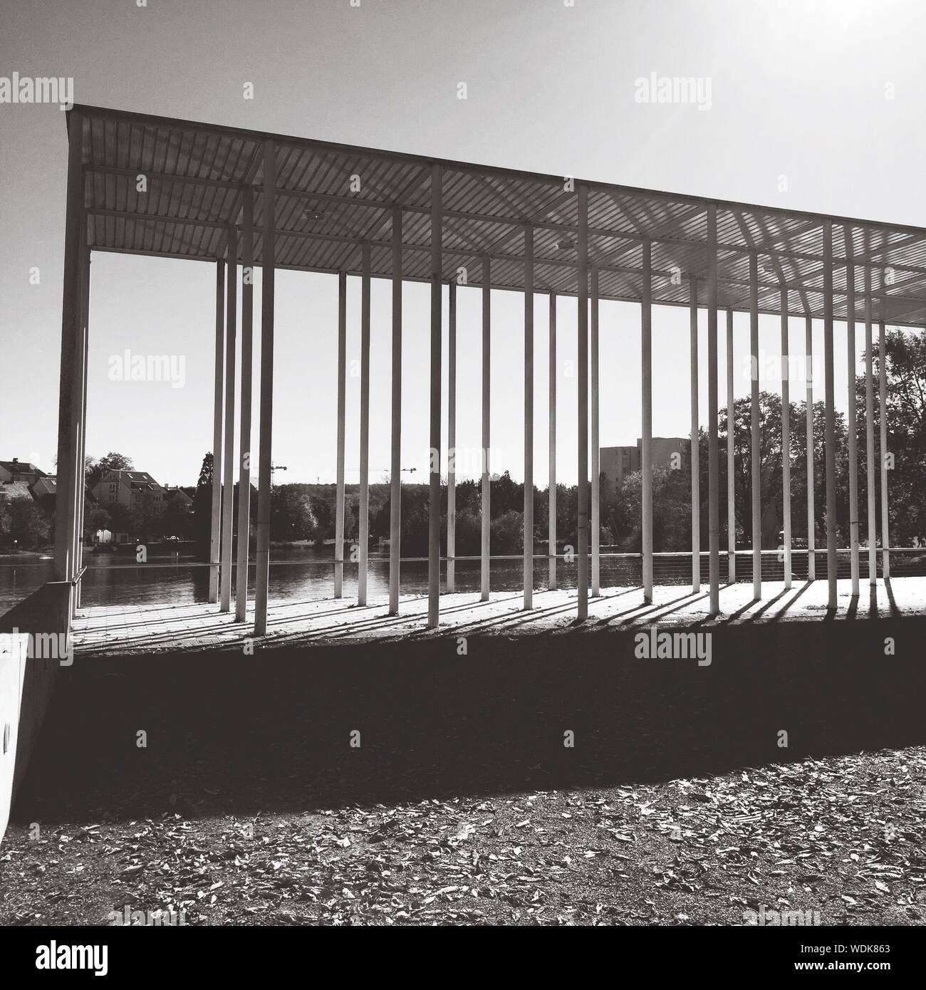 La structure construite par le lac Banque D'Images