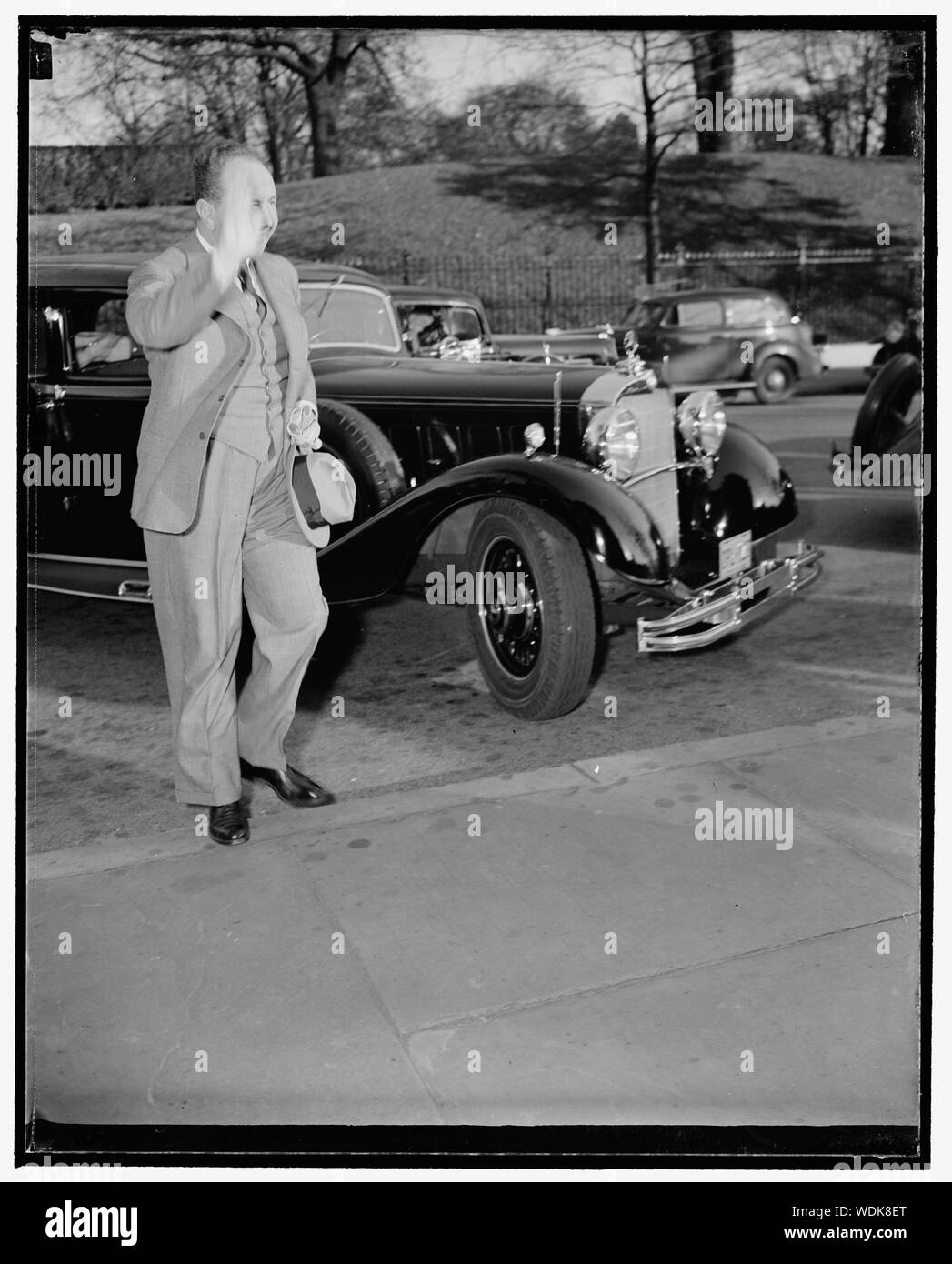 Donne le salut nazi. Washington, D.C., le 22 novembre. L'Ambassadeur allemand Hans Dieckhoff donne le salut nazi familiers comme il arrive dans le département d'État aujourd'hui pour un adieu au secrétaire d'État américain Cordell Hull. Il s'attend à des voiles pour l'Allemagne du côté de New York vendredi soir sur le Europa Résumé/moyenne : 1 négative : 4 x 5 in. ou moins Banque D'Images