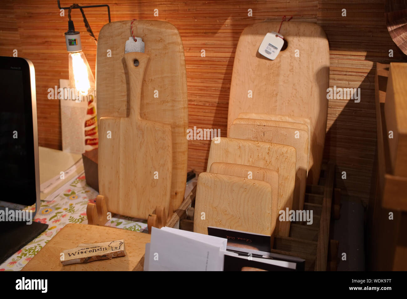 Madison, WI USA. Jul 2018. Le fromage et les planches à découper régulièrement à l'intérieur de l'Fromagination. Banque D'Images