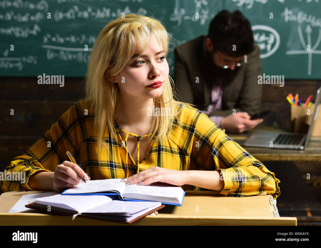 Essayer l'étudiant est celui qui a le plus de potentiel. High school college students studying et lire ensemble dans la catégorie concepts d'éducation. Student Banque D'Images