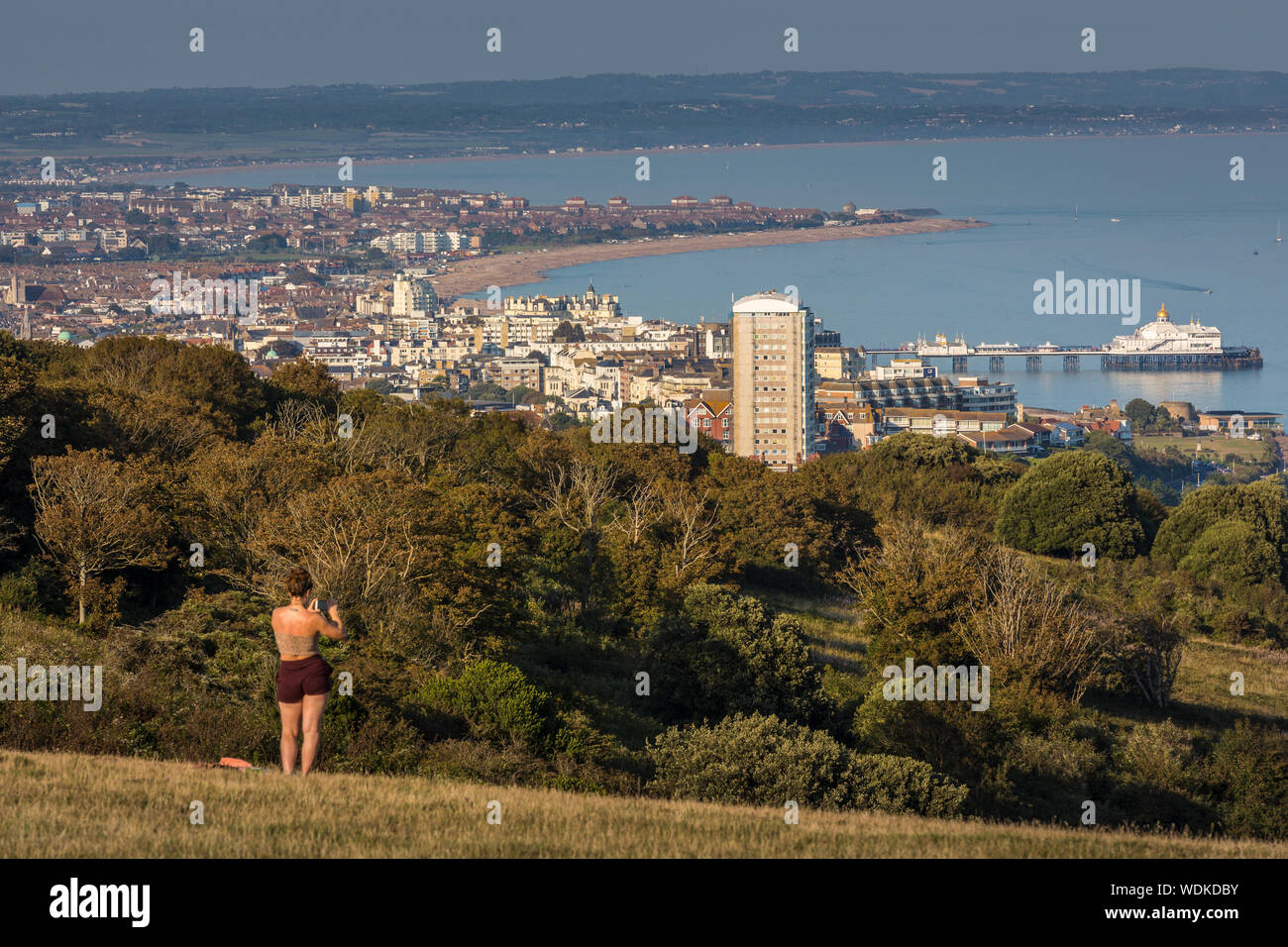 Une dame de photographier la vue d'Eastbourne Downs du Sud. Banque D'Images