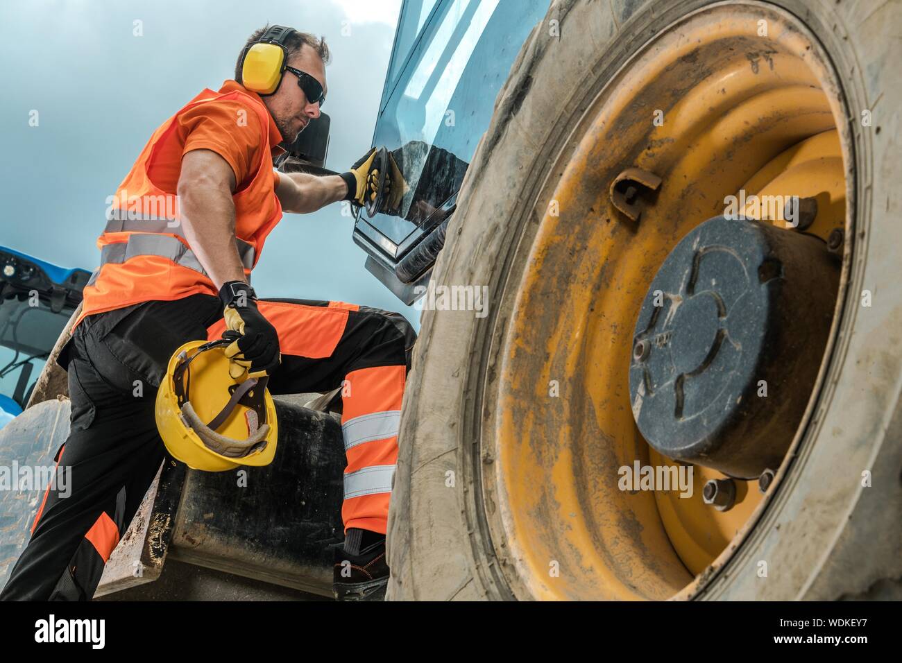 Opérateur d'équipement de construction. Caucasian travailleur industriel, dans la trentaine et de machinerie lourde. Banque D'Images