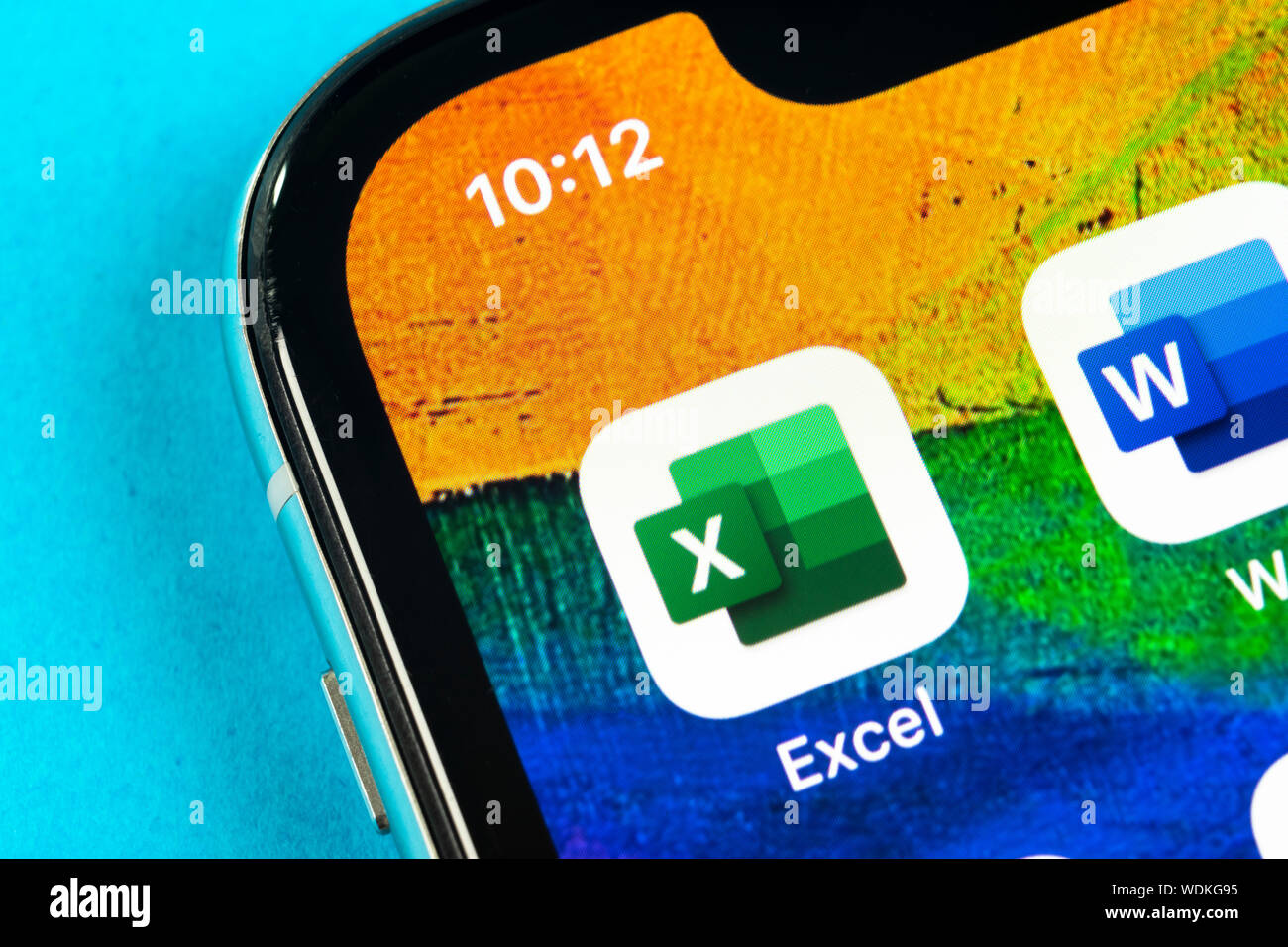 Helsinki, Finlande, le 4 mai 2019 : l'icône de l'application Excel de Microsoft sur Apple iPhone écran X close-up. Icône de l'application Microsoft Office Excel. Microsoft Office Banque D'Images