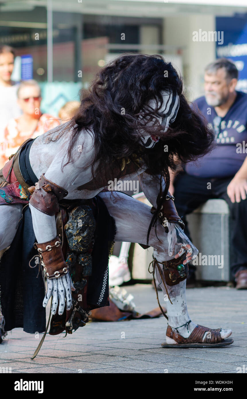 Danse exécutée par Maya Maya rituel théâtre mexicain sur la rue de Liverpool. L'homme porte le costume traditionnel de mayas et de maquillage. Banque D'Images