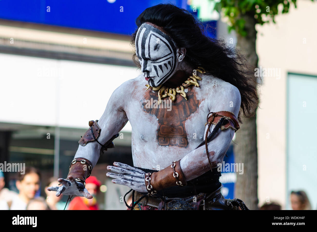 Maya émotionnelle danse exécutée par rituel mexicain Maya artiste de théâtre dans la rue de Liverpool. L'artiste porte le costume traditionnels mayas. Banque D'Images