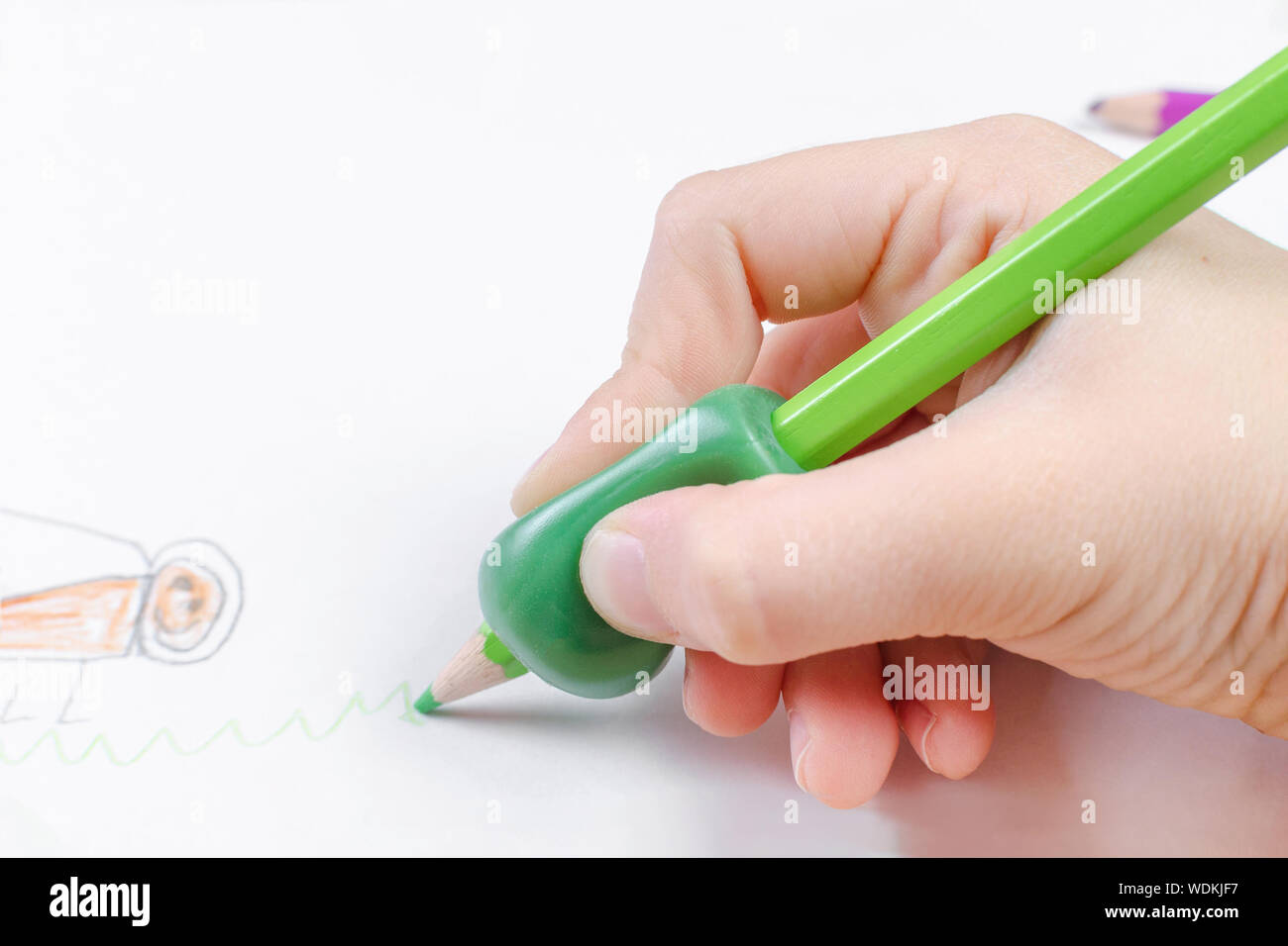 La main de l'enfant avec l'outil d'écriture de l'aide à la mauvaise tenue  du crayon, homewortk, mathématiques Photo Stock - Alamy